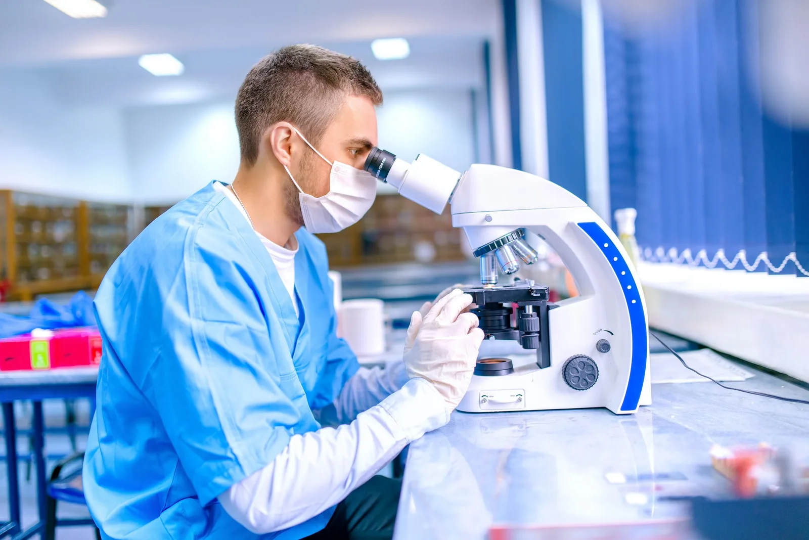 Kutató mikroszkóppal dolgozik a laboratóriumban