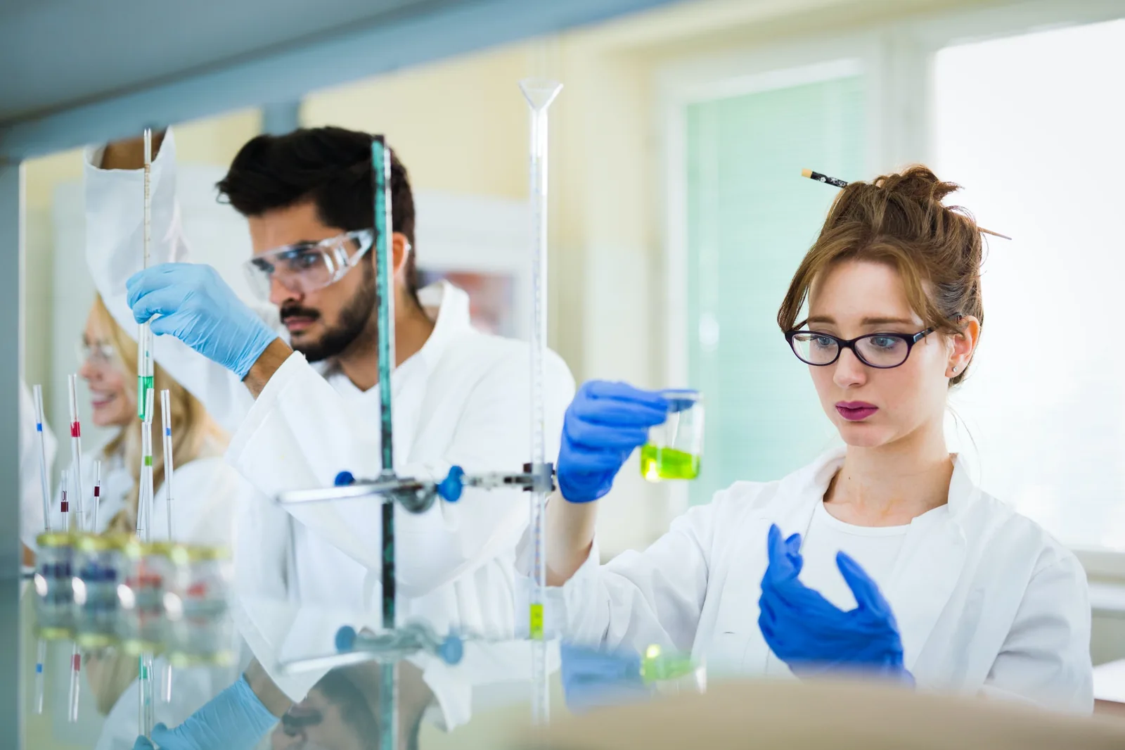 Vegyész hallgatók a laboratóriumban